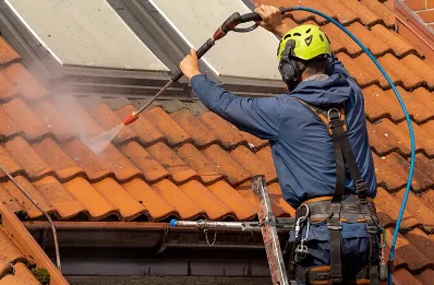 Démoussage et hydrofuge de toiture à Pomérols